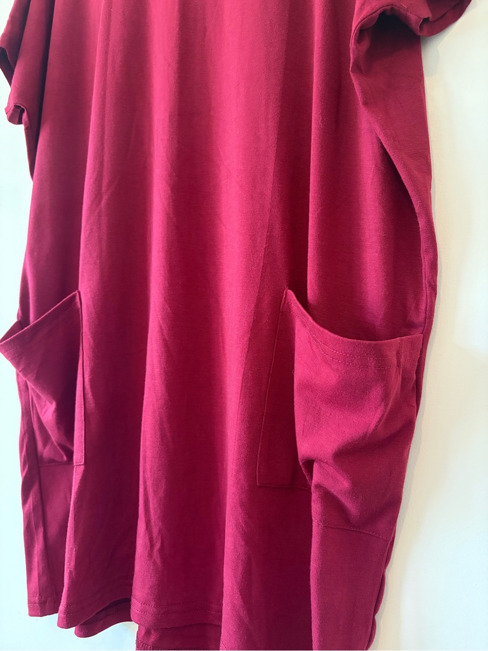 Relaxed Short-Sleeve Pocket Dress in Burgundy - Picture 5 of 6